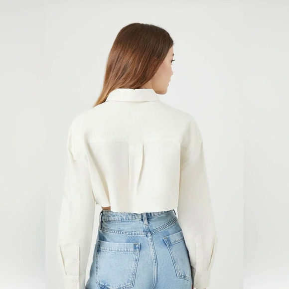 NWT Forever 21 Twill shirt, chest patch pockets, and cropped hem. Medium, Cream. - Picture 2 of 6